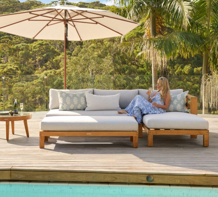 Outdoor teak modular setting