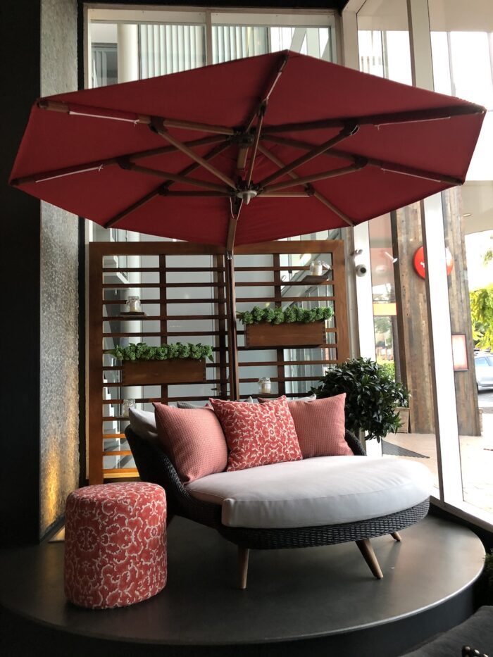 TUUCI Cantilever 305cm Octagon Parasol
